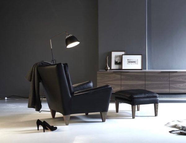 Nowoczesna lampa podłogowa do czytania w eleganckim wnętrzu.