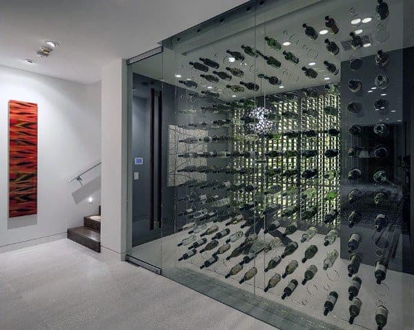 Elegancka piwnica na wino z półkami na butelki i szklanymi ścianami.
