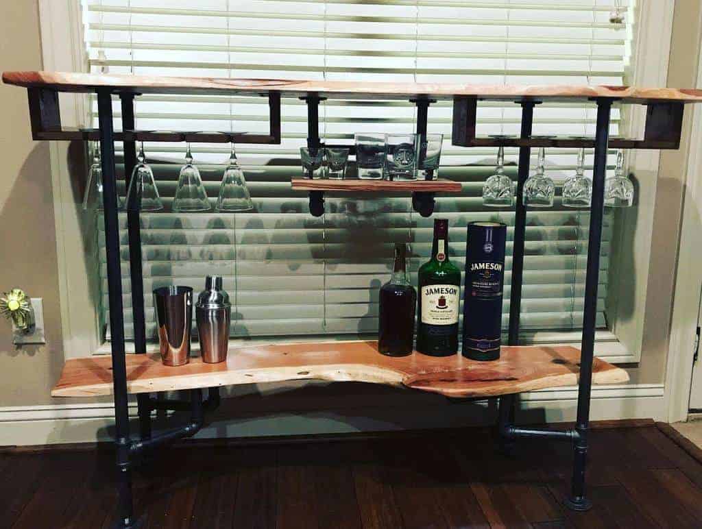 Szafka na alkohol z drewnianym blatem i metalową konstrukcją.