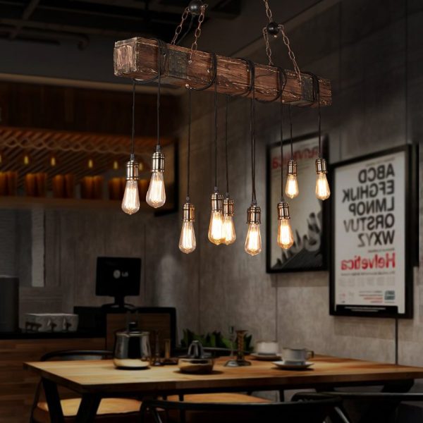 Unikalny industrialny żyrandol z żarówkami nad stołem jadalnym.