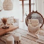 Przytulny biały salon z naturalnymi dodatkami i huśtawką w stylu Boho.