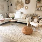 Przytulny biały salon z naturalnymi dodatkami i meblami w stylu Boho.