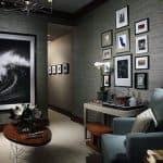Przytulny salon z galerią zdjęć i eleganckim oświetleniem.