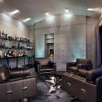 Stylowy salon z kominkiem i wygodnymi fotelami.