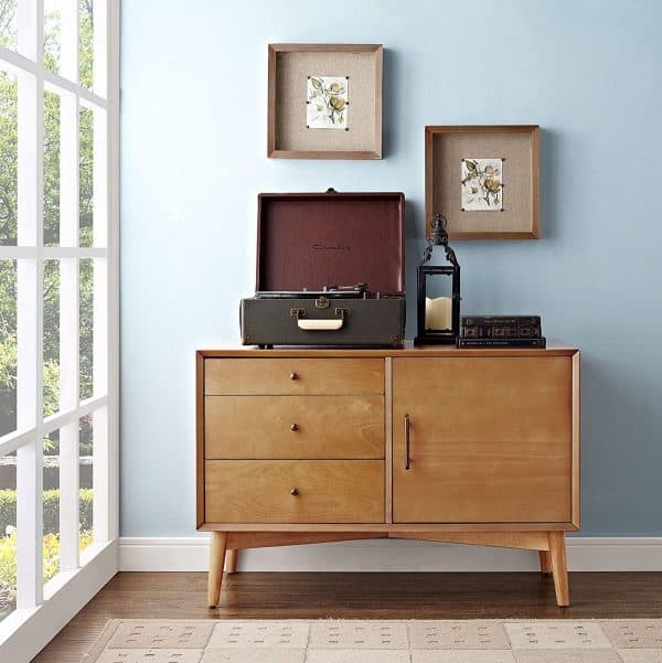 Komoda w stylu Mid Century Modern z drewnianymi elementami.