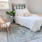 Przytulna minimalistyczna sypialnia w stylu Boho z białą pościelą i naturalnymi dodatkami.