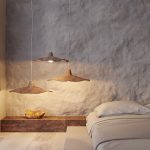 Prosta sypialnia z naturalnymi materiałami i minimalistycznym designem.