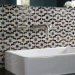 Płytki łazienkowe Backsplash z geometrycznym wzorem.
