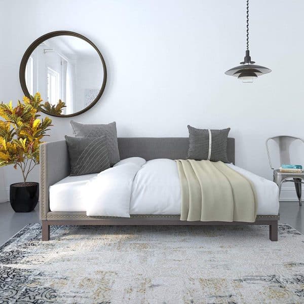 Nowoczesna rozkładana sofa w minimalistycznym salonie.