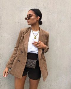 Zadbana mama w eleganckim stylu z marynarką i szortami.