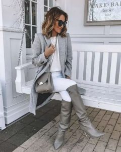 Kobieta w modnych butach i stylizacji na chłodniejsze dni.