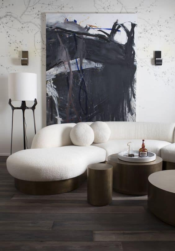 Stylowa biała sofa w nowoczesnym salonie z abstrakcyjnym obrazem.