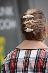 Stylowa mama z eleganckimi perłowymi spinkami do włosów.