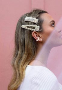 Eleganckie perłowe spinki do włosów na modnej stylizacji.