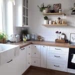 Kuchnia z białymi płytkami backsplash i nowoczesnym wystrojem.