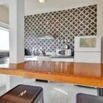 Kuchnia z nowoczesnym backsplash z geometrycznymi płytkami.