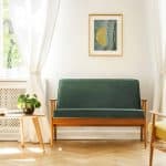 Mały salon z zieloną sofą i żółtym fotelem w stylu Mid Century Modern.