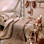 Sypialnia boho z miękkimi teksturami i naturalnymi dodatkami.