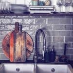 Szare płytki kuchenne Backsplash z akcesoriami i naczyniami.
