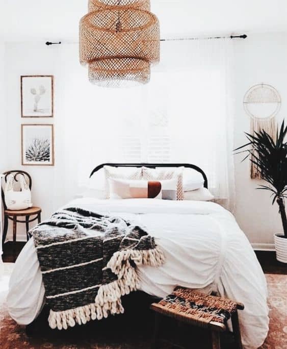 Sypialnia w stylu Boho Chic z naturalnymi dodatkami i roślinami.