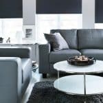 Stylowy salon z dwoma sofami i stolikiem kawowym IKEA Strind.