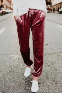 Stylowe aksamitne spodnie jogger w miejskim otoczeniu.