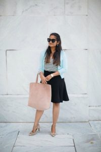 Kobieta z pastelową torbą na ramię, modna i elegancka.