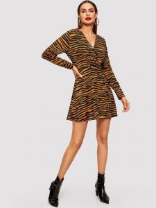 Kobieta w zebra sukience, modna stylizacja na co dzień.